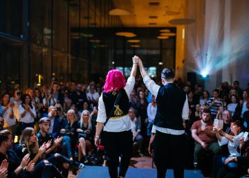 Frizerski edukatori Ivana Blagojević Jovanović i Aleksandar Dodić na sceni pred publikom tokom frizerskog događaja