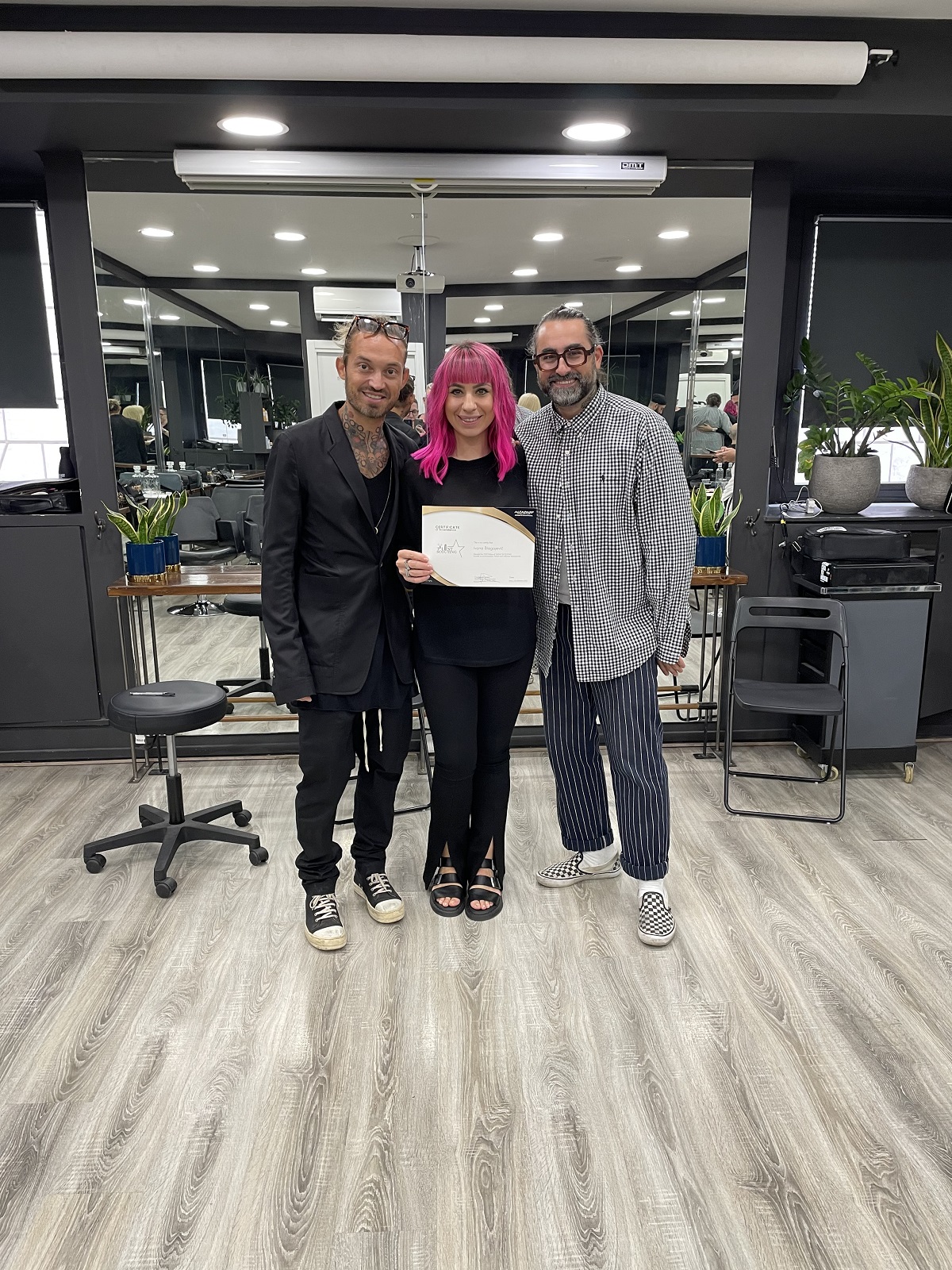 Profesionalna frizerka Ivana Blagojević Jovanović sa edukatorima, drži sertifikat nakon uspešno završene edukacije